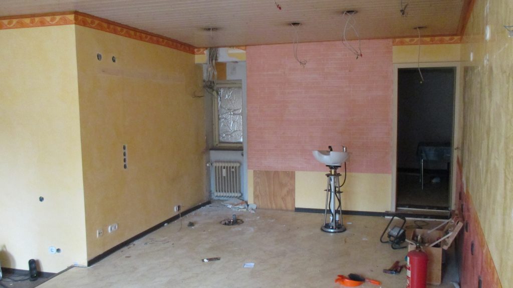 Gewerberaum vor Umbau – ehemaliger Friseursalon vor der Entkernung