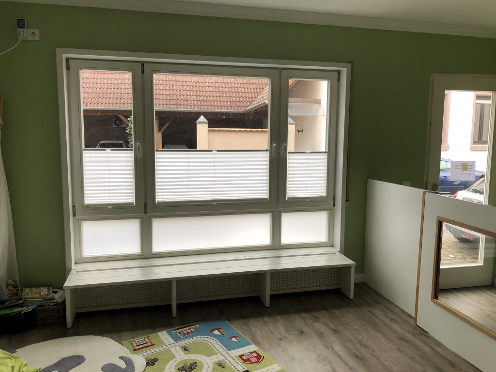 Fertiggestellter Kindergartenraum mit maßgefertigten Einbaumöbeln nach DIN-Normen