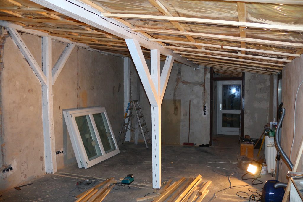 Innenraum vor der Entkernung – Ausgangszustand für Umbaumaßnahme