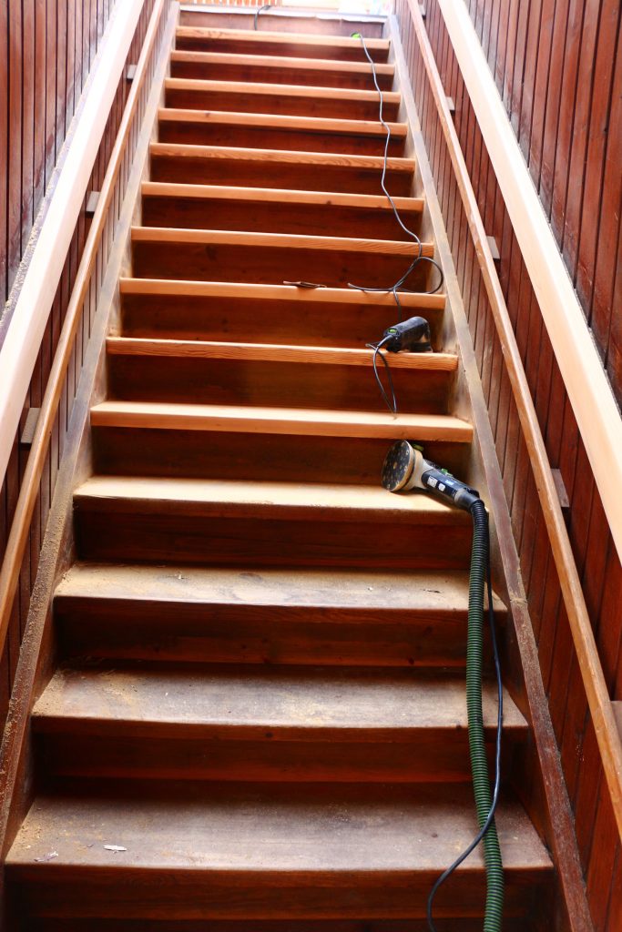 Holztreppe vor der Aufarbeitung – Ausgangszustand im Außenbereich