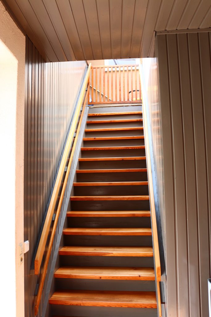 Abgeschliffene und geölte Treppe mit witterungsbeständiger Behandlung