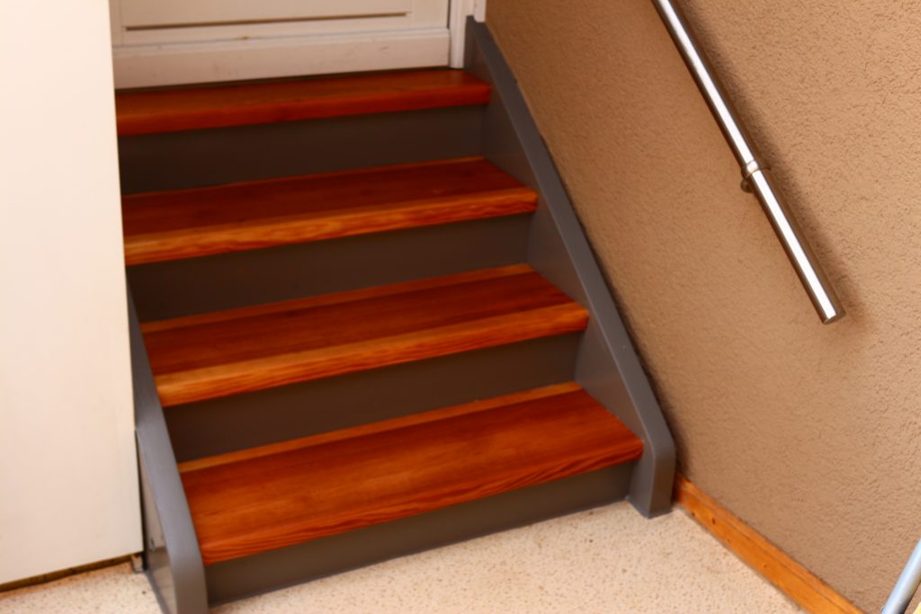 Erneuerte Treppenstufen im überdachten Außenbereich, witterungsfest