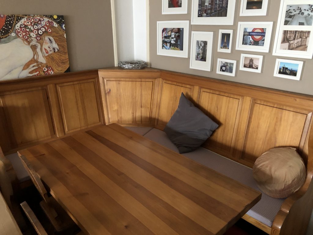 Kommode aus Massivholz, handgefertigt mit optischen Absetzungen durch verschiedene Holzeinsätze