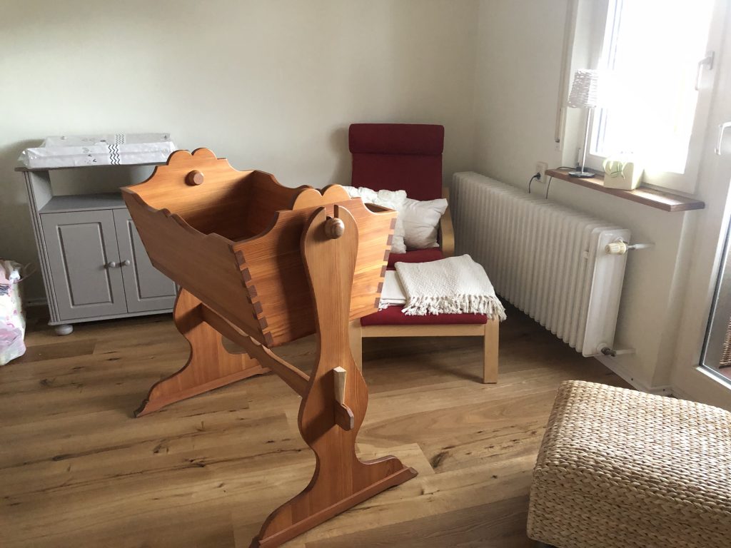 Vitrine aus Massivholz, handgefertigt mit aufwendiger Steckverbindung des Korpus