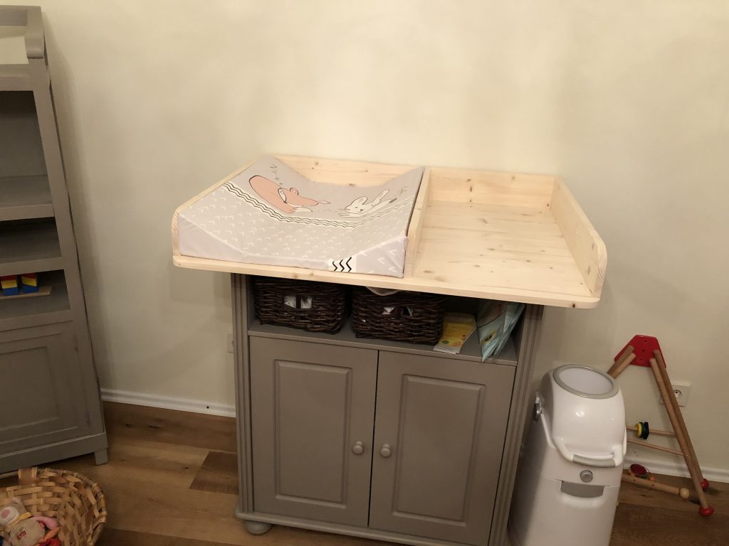 Eckbank nebst Tisch aus Massivholz, handgefertigt