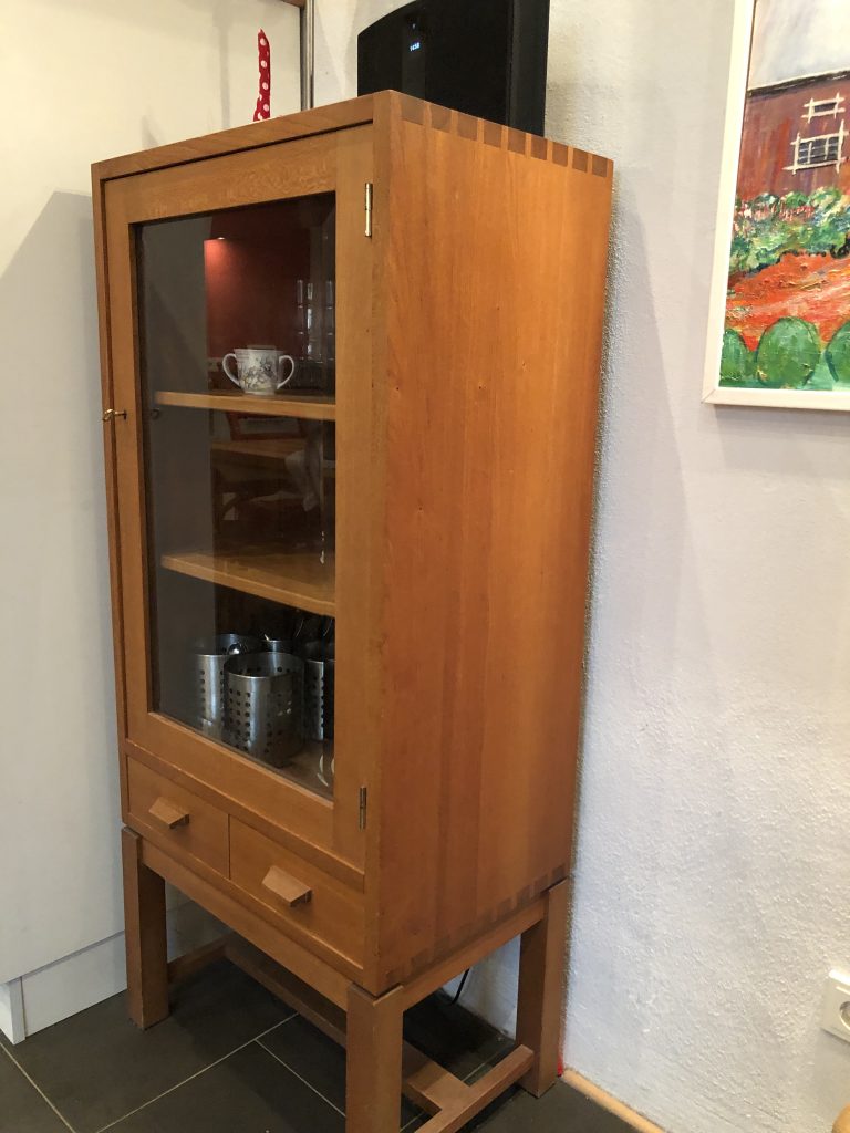 Individuell gestalteter Innenraum eines vorhandenen Bauernschranks