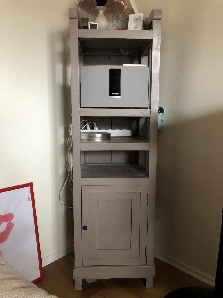 Aufgearbeiteter Schrank – Farbgebung, Untergrundvorbereitung und Revision der Schließmechanismen