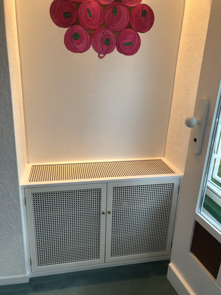 Eingepasster Schrank zur Heizkörperverkleidung mit Füllung in Geflecht-Optik