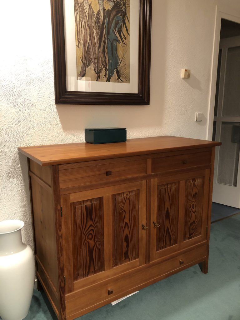 Heizkörperverkleidung in Geflecht-Optik mit Kippmechanismus am Thermostaten