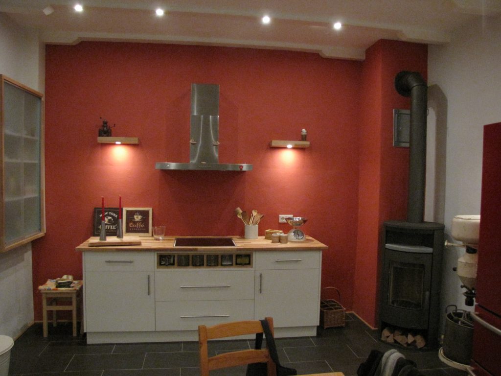 Kücheninsel mit Massivholzarbeitsplatte und integrierten Schubladen