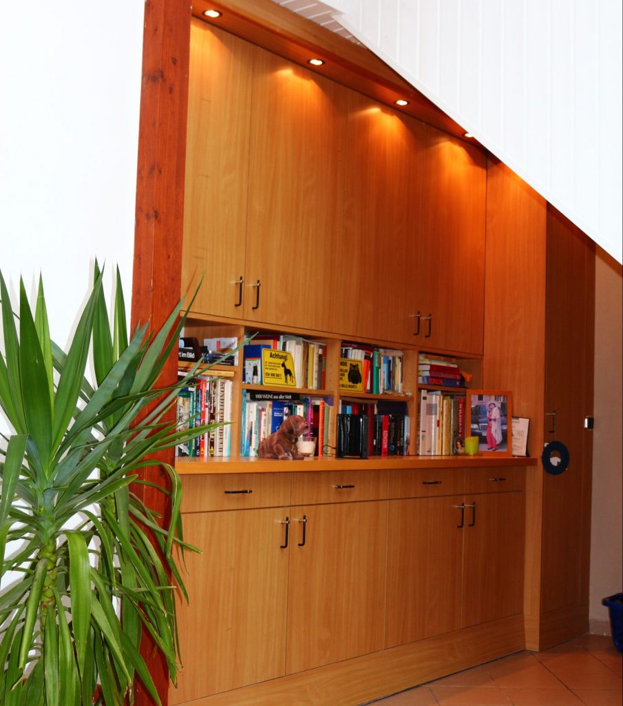 Maßgefertigter Einbauschrank mit verschiedenen Tür- und Schubladenelementen