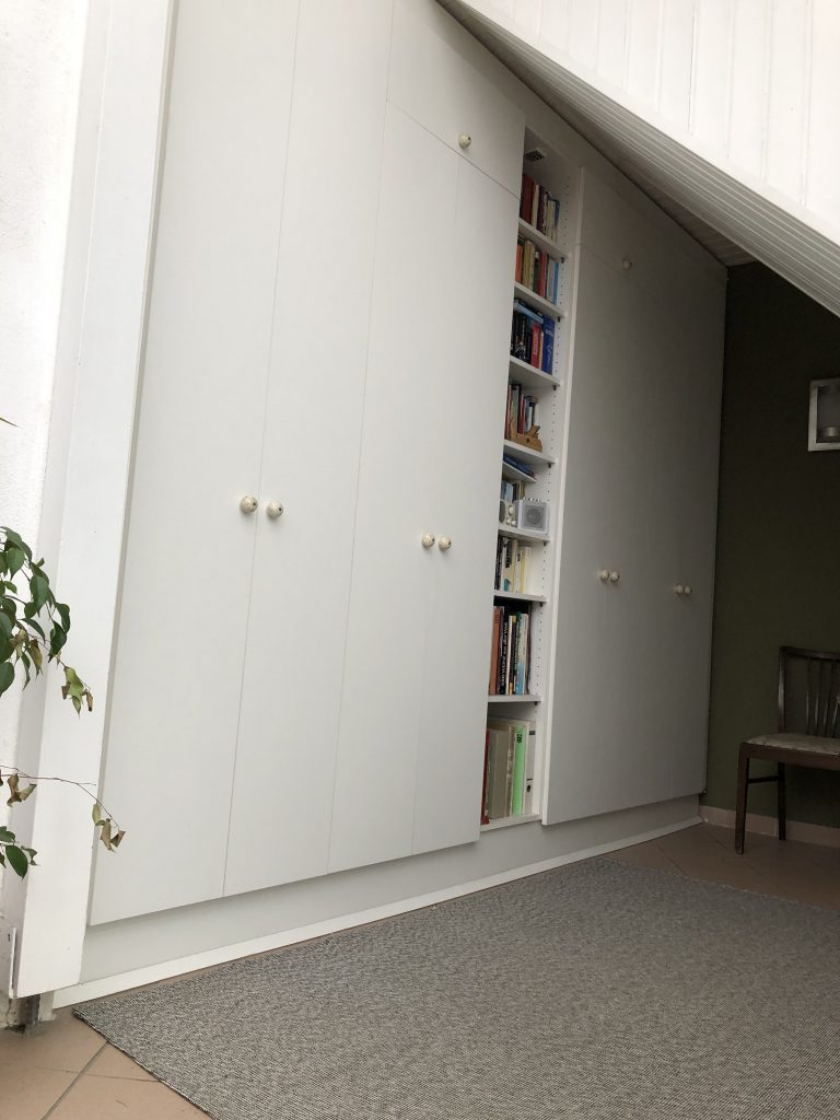 Einbauschrank mit individuell abgestimmten Tür- und Schubladenelementen